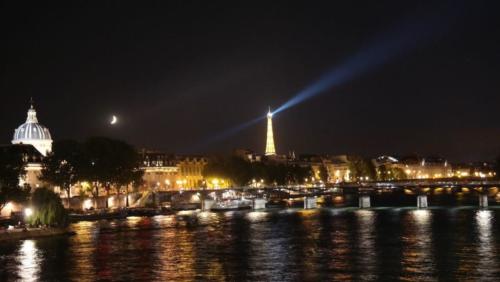 Eiffelturm 2016 bei Nacht mit Leuchtfeuer