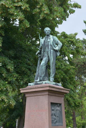 Bartholdi Statue in Colmar mit Mini-Freiheitsstatue